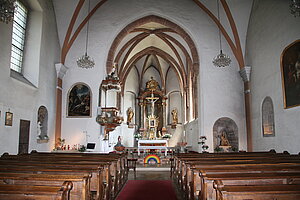 Himberg, Pfarrkirche hl. Georg, 1130 errichteter romanischer Bau mit frühgotischem Chor, Blick in das Kircheninnere