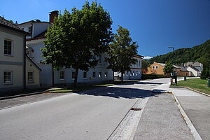 Marktl, Marktler Straße mit Arbeiterwohnhäusern, z.T. biedermeierlich