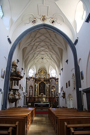 Ferschnitz, Pfarrkirche hl. Xystus, Blick zum Hochaltar, Netzrippengewölbe im Langchor