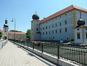 Kottingbrunn, spätromanische Wasserburg, Umbau in Renaissanceschloss im 16. Jh.