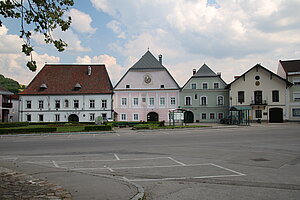 Wilhelmsburg, Hauptplatz, im 13. Jh. angelegt, einheitliche Verbauung mit Bürgerhäusern, im Kern 16./17. Jh.