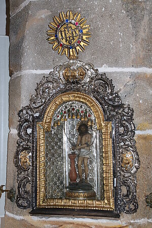 Zeillern, Pfarrkirche hl. Jakobus der Ältere, Wachsfigur Christus an der Geiselsäule in reicher Rokoko-Rahmung
