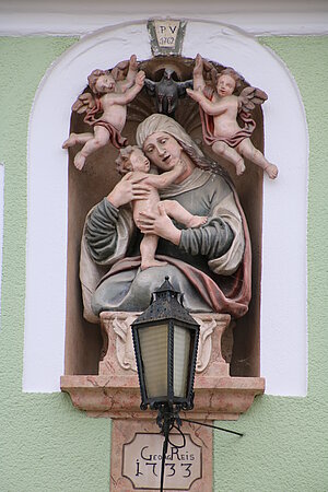 Maissau, Kremser Straße Nr. 8: Figurengruppe Maria mit Kind, bezeichnet Georg Reis 1733