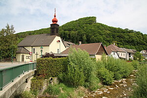 Klausen-Leopoldsdorf, Blick über die Schwechat zur Pfarrkirche