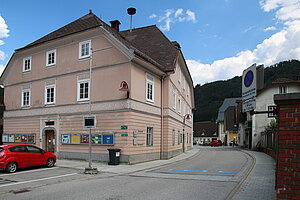 Hollenstein an der Ybbs, Walcherbauer Nr.2, Rathaus und Gemeindeamt, im Kern 17. Jh., historistische Fassade Mitte 19. Jh.