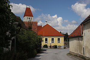 Neukirchen an der Wild, Pfarrkirche hl. Martin, im Kern romanischer Bau, 1523 zu zweischiffiger Halle umgebaut