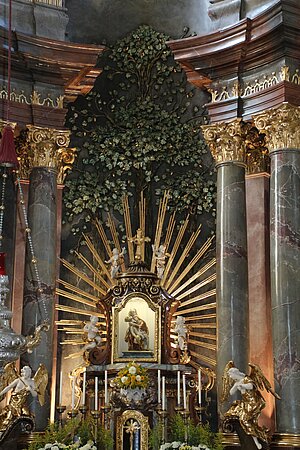 Maria Dreieichen, Pfarr- und Wallfahrtskirche Zur Schmerzhaften Muttergottes, polychromiertes Relief der drei Eichen und Gnadenbildschrein