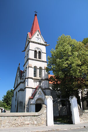 Zillingdorf, Pfarrkirche hl. Georg, im Kern gotische Saalkirche, 1614 weiderhergestellt, neuromanisch umgestaltet