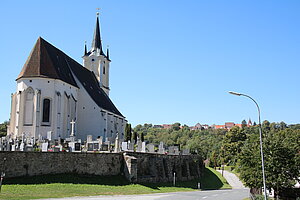 Drosendorf, Pfarrkirche hll. Peter und Paul, vom Friedhof umgeben,  in der Altstadt, um 1517