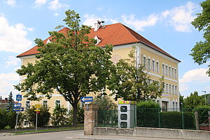 Sitzendorf an der Schmida, Hauptplatz Nr. 1: ehem. Schloss, heute Neue Mittelschule, ab 1765 errichtet