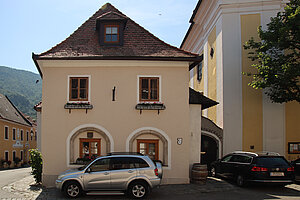 Wösendorf, Marktplatz 66, Kirchenhaus/Zechhaus, ehem. Schule