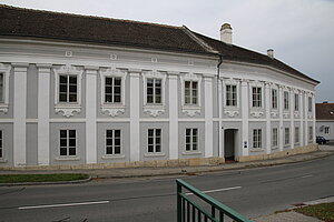 Großweikersdorf, Hauptplatz Nr. 21, ehem. Poststation - dann Gasthof Zum goldenen Kreuz, 1772