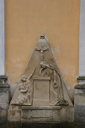 Straß im Straßertal, klassizistisches Grabmal an der Kirchenfassade, 1809