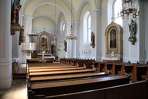 Ebergassing, Pfarrkirche Maria Himmelfahrt, Saalkirche, 1851-53 errichtet, Blick in das Kircheninnere