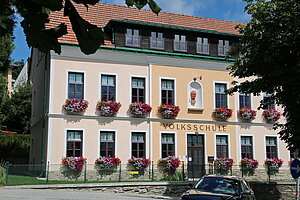 Mönichkirchen, Oberdorf, Volksschule mit Büste des Schriftstellers Anton Wildgans