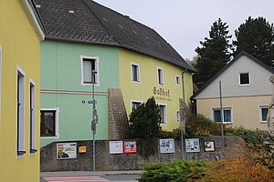 Ulrichskirchen, Wienerstraße Nr. 2: ehem. Heiligenkreuzerhof, im Kern 16./17. Jh.