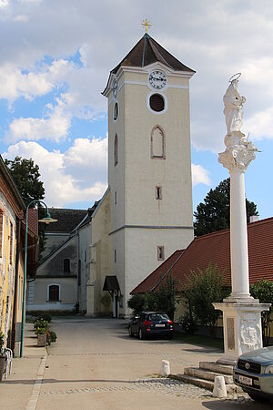 Schrattenthal, Mariensäule, dahinter die Pfarrkirche hl. Augustinus