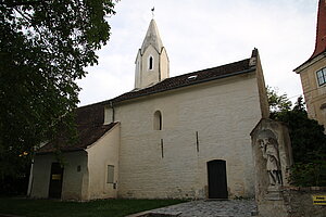 Droß, ehem. romanische Schlosskapelle mit frühgotischem Chor und Dachreiter