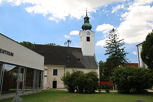 Schwadorf, Pfarrkirche Mariae Himmelfahrt (ehem. Wallfahrtskirche), durch gotische Anbauten erweiterte romanische Saalkirche, barockisiert
