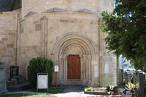 Pulkau, Karner, romanisches Stufenportal, 1. Drittel 13. Jh.