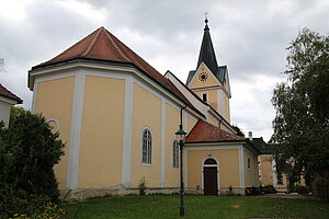 Mühlbach am Manhartsberg, Pfarrkirche hl. Martin, neben dem Schloss gelegen, frühbarocker Bau mit mittelalterlichem Kern
