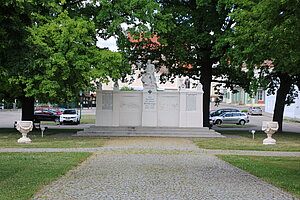 Sitzendorf an der Schmida, Kriegerdenkmal im Zentrum des Marktplatzes