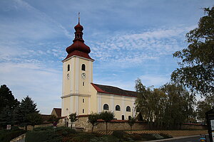 Prellenkirchen, Pfarrkirche hl. Dreifaltigkeit, Turm im Kern romanisch, gotischer Chor, barock umgebaut