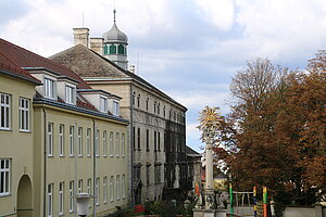 Stronsdorf, Schule und Schloss am Kirchenplatz