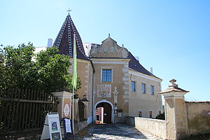 Drosendorf, Ostfront des Schlosses mit Torstöckl, 16. Jh.
