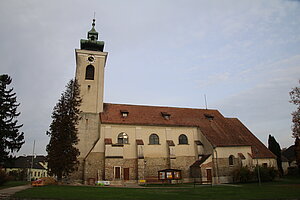 Großmugl, Pfarrkirche hl. Nikolaus, im Kern gotische, barockisierte Saalkirche mit West-Turm
