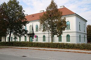 Hausleiten, Kremserstraße 16, Gemeindeamt, ehem. Rentamt, das "Schloss" genannt, 1839 errichtet, Sitz der Herrschaft Stetten