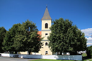 Niederfladnitz, Pfarrkirche Mariae Himmelfahrt, frühbarocker Bau, Mitte 17. Jh., von alter Friedhofsmauer umgeben