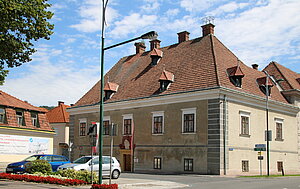 Kirchschlag in der Buckligen Welt, Hofhaus, ehem. Talschloss der Herrschaft Kirchschlag, jetzt Gemeindeamt und Bezirksgericht, ab 1651 errichtet