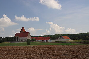 Strögen, Pfarrkirche Hll. Peter und Paul, im Kern romanischer Bau, von Ringmauer umgeben