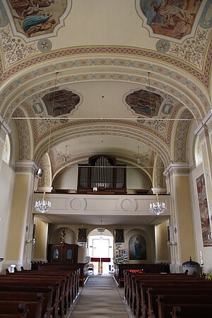 Schrems, Pfarrkirche Mariae Himmelfahrt, Blick gegen Orgelempore