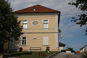 Hochwolkersdorf, Kaiser-Franz-Joseph-Jubiläumshaus, ehem. Amtsgebäude, 1908 erbaut