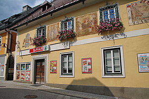 Hollenstein an der Ybbs, Dorf Nr. 6, Haus "Zur goldenen Sense", ehem. Dingstatt, Fensterkörbe 1770, Fassademalerei 1769