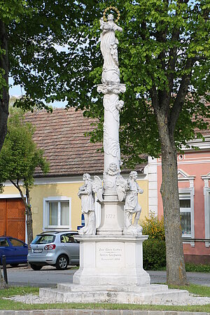 Sierndorf, Mariensäule am Marktplatz, bezeichnet 1722