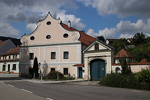 Mühldorf am Jauerling, Gutshof mit Volutengiebel, Gartenportal, Ende 18. Jahrhundert