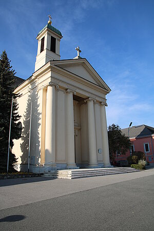 Wiener Neudorf, Pfarrkirche Maria Schnee, frühklassizistischer Zentralbau, ab 1777 Planung und Errichtung