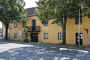 Deutsch-Wagram, Erzherzog Carlstraße Nr. 1: Hauptquartier von Erzherzog Carl, heute Heimatmuseum; Bau Ende 18. Jh.