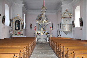 Eggern, Pfarrkirche hl. Ägyd, Blick Richtung Hochaltar