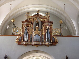 Frankenfels, Pfarrkirche hl. Margareta, Orgelempore, reich dekoriertes, barockes  Orgelgehäuse, die Orgel von Krenn Orgelbau 1972