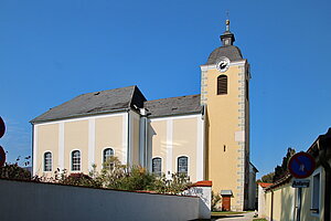 Weikersdorf am  Steinfelde, Pfarrkirchehl. Jakobus der Ältere, Turm  und Altarraum 12. Jh., Langhaus 1753