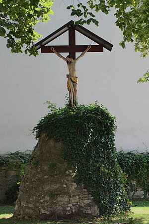 Zillingdorf, Kruzifix auf künstlichem Hügel neben der Kirche, Ende 17. Jh.