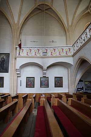 Petzenkirchen, Pfarrkirche hl. Stephan, Westempore, balkonartig vorgezogen mit Blendmaßwerk