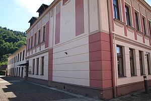 Edlitz, Markt 12, Schule mit frühhistoristischem Fassadendekor