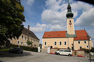 Großschönau, Pfarrkirche hl. Leonhard, urspr. roman. Ostturmkirche, durch gotischen Chor erweitert