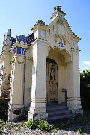 Hafnerbach, Mausoleum für Maximilian Graf von Montecuccoli-Laderchi, 1913 errichtet, historistisch mit Jugendstildekor