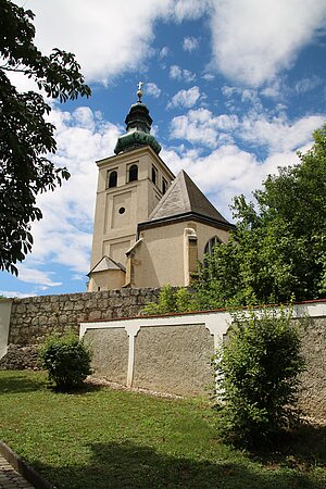 Palterndorf, Pfarrkirche Mariae Himmelfahrt - Maria am Bühel, ehem.Wehrkirche, von Friedhof umgeben, mittelalterlicher Kern, 1782 Um- und Erweiterungsbau